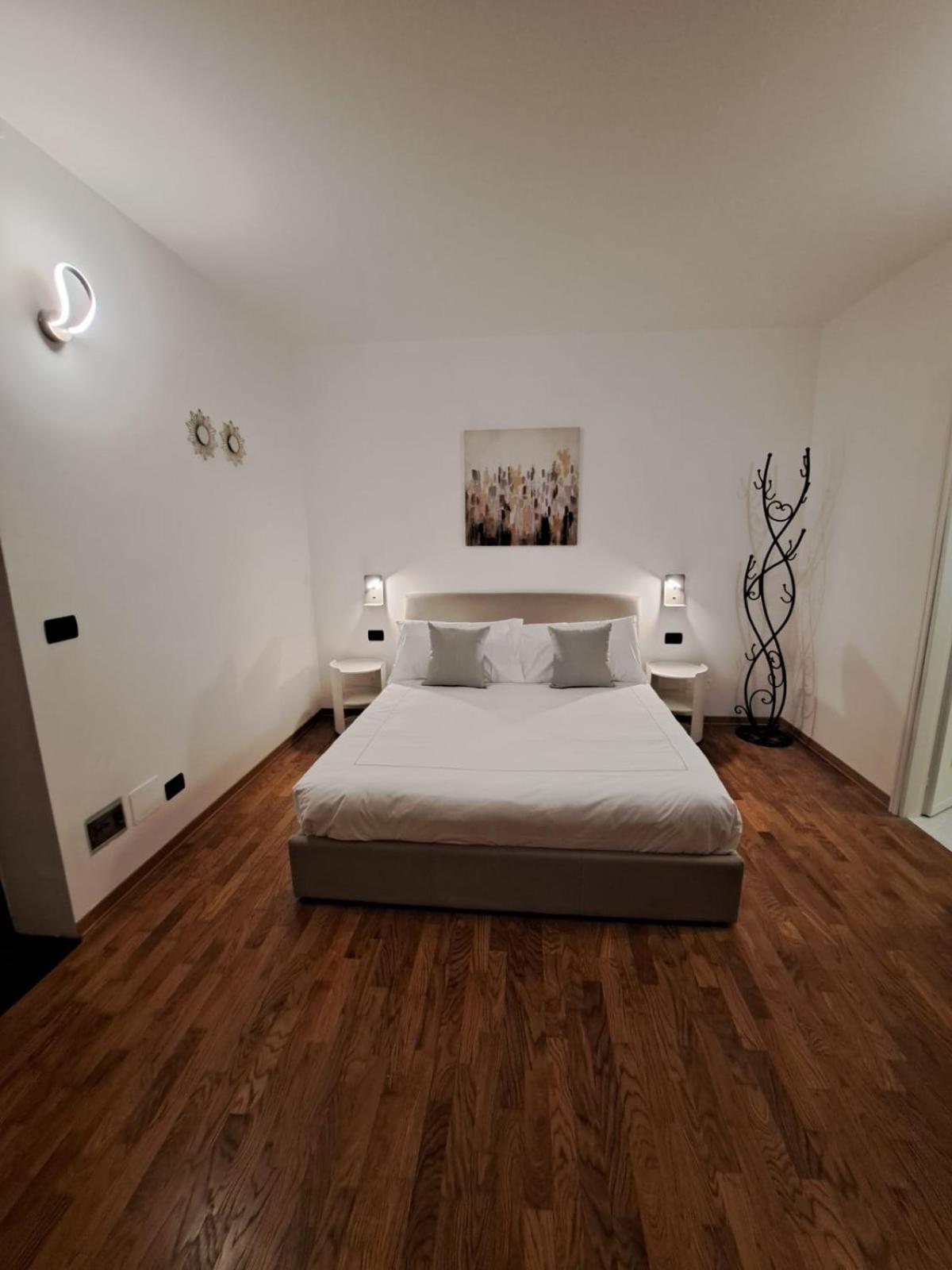 Palazzo Cusani Charming Rooms فيرتشيلي المظهر الخارجي الصورة